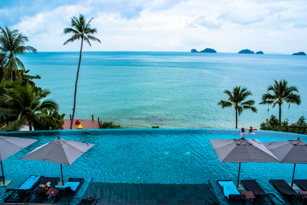 Conrad Samui, infinity pool, seaview, palm trees, blue turquoise waters