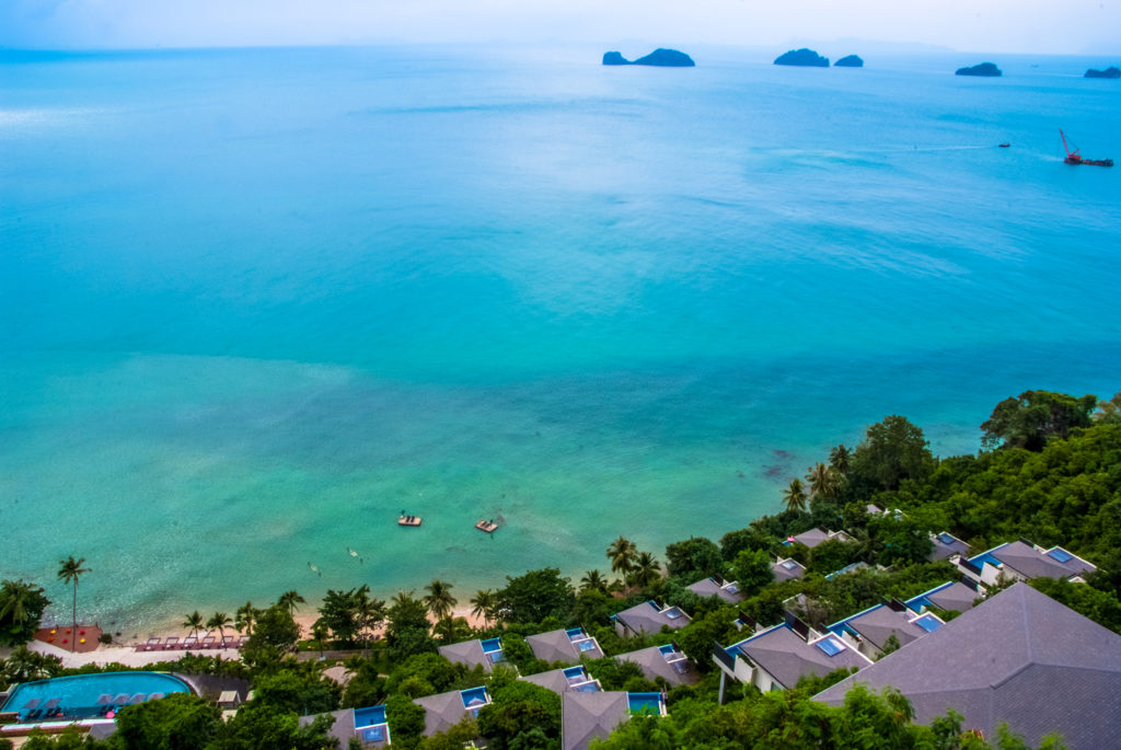 Conrad Samui, infinity pool, seaview, palm trees, blue turquoise waters, villas, islands